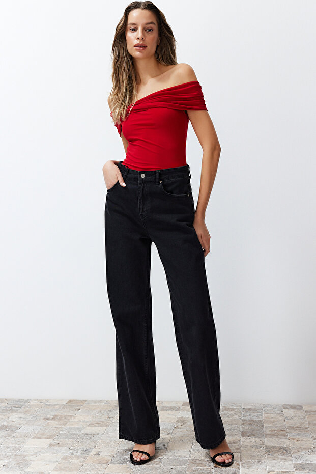Kırmızı Carmen Yaka Vücuda Oturan Esnek Crop Örme Madonna Yaka Bluz TWOSS24BZ00368 - 2
