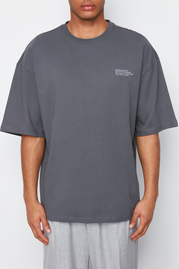 Antrasit Oversize %100 Pamuklu Bisiklet Yaka Minimal Yazı Baskılı T-Shirt TMNSS23TS00084 - 5