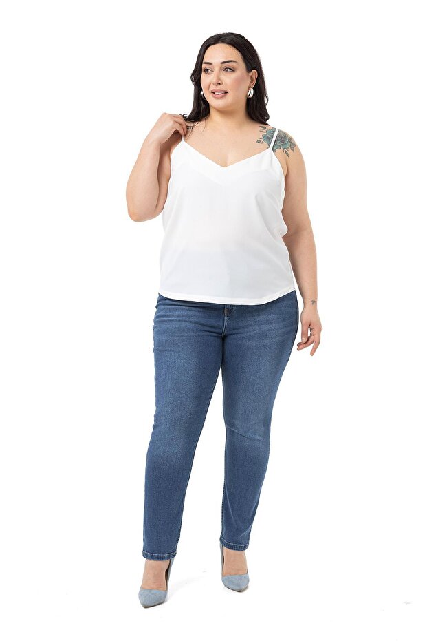 بلوزة بيضاء كبيرة الحجم بحزام رفيع قابل للتعديل ورقبة على شكل حرف V - 5