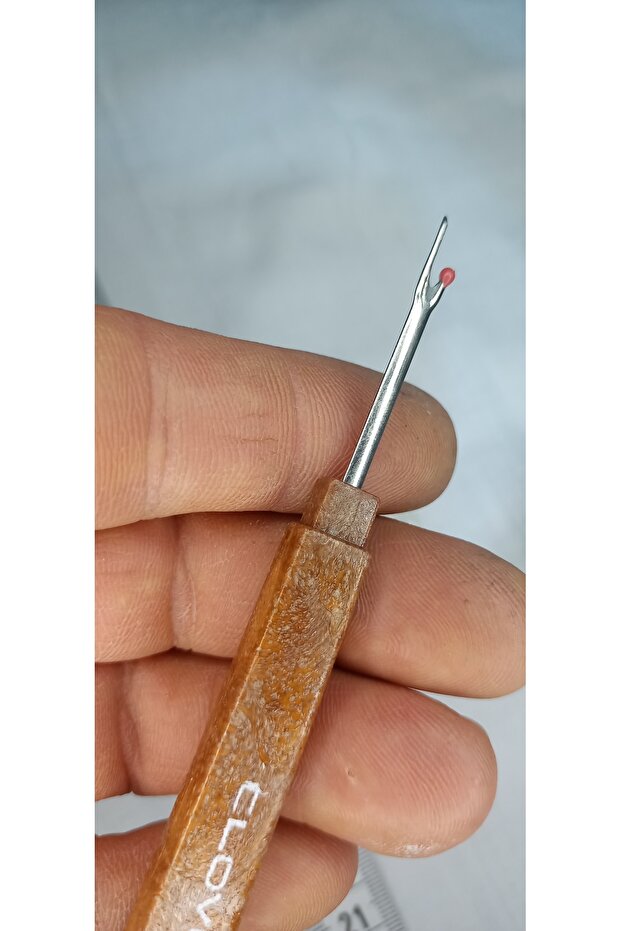 The stitch remover opens the button - 3