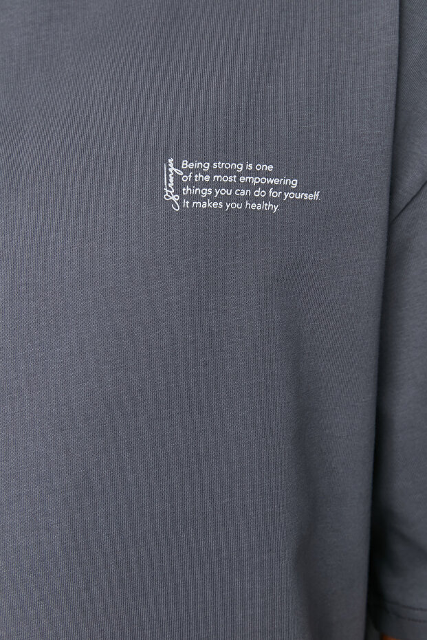 Antrasit Oversize %100 Pamuklu Bisiklet Yaka Minimal Yazı Baskılı T-Shirt TMNSS23TS00084 - 6