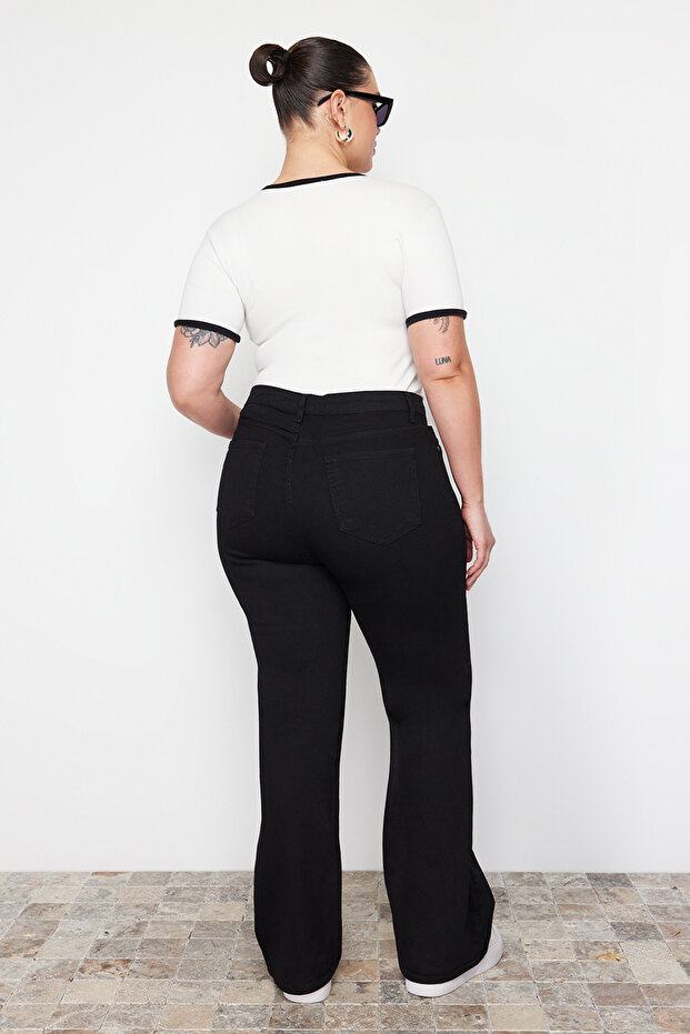 Czarne jeansy z wysokim stanem, elastycznym materiałem, rozszerzanymi nogawkami i dopasowanym krojem, w dużych rozmiarach TBBAW23JE00001 - 6