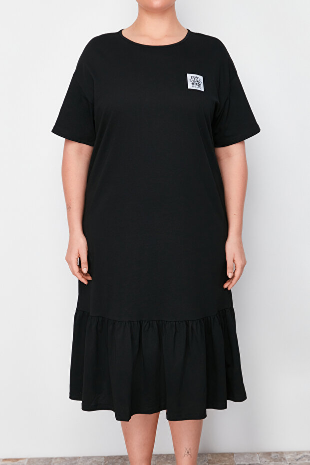 Siyah Eteği Fırfırlı Etiket Detaylı %100 Pamuk Örme Büyük Beden T-shirt Elbise TBBSS24AH00171 - 4