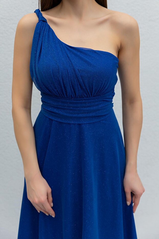 Astarlı Parlak Simli Kumaş Tek Omuz Asimetrik Yaka Maxi Boy Saks Mavi Abiye Elbise 38995 - 2