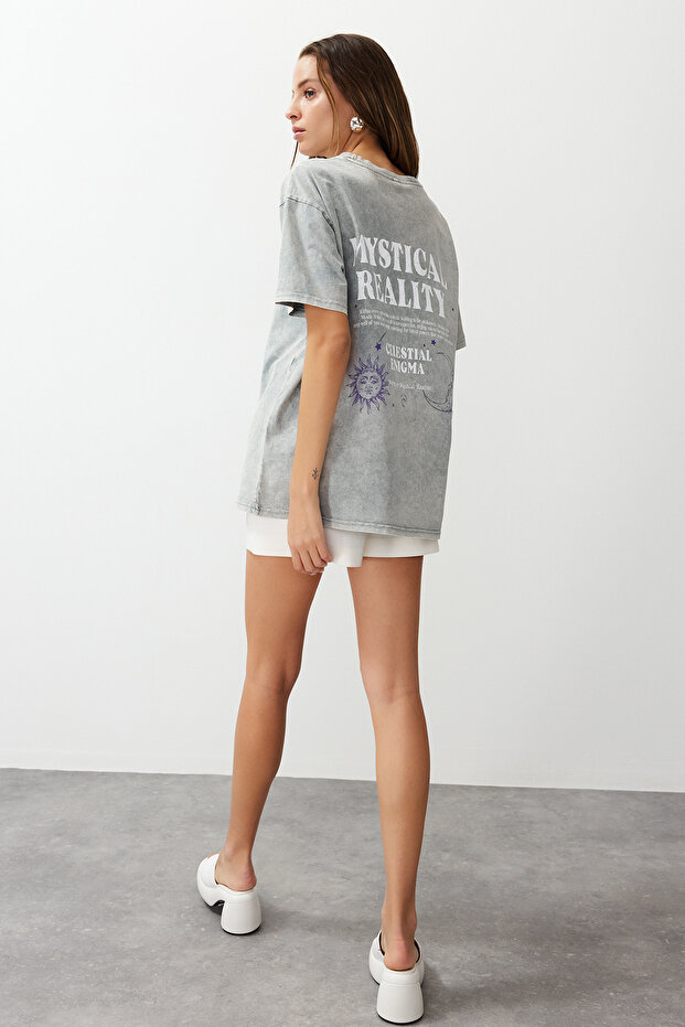 Açık Gri Kalın Pamuklu Slogan Baskılı Yıkamalı Oversize Kalıp Örme T-Shirt TWOSS24TS00200 - 5