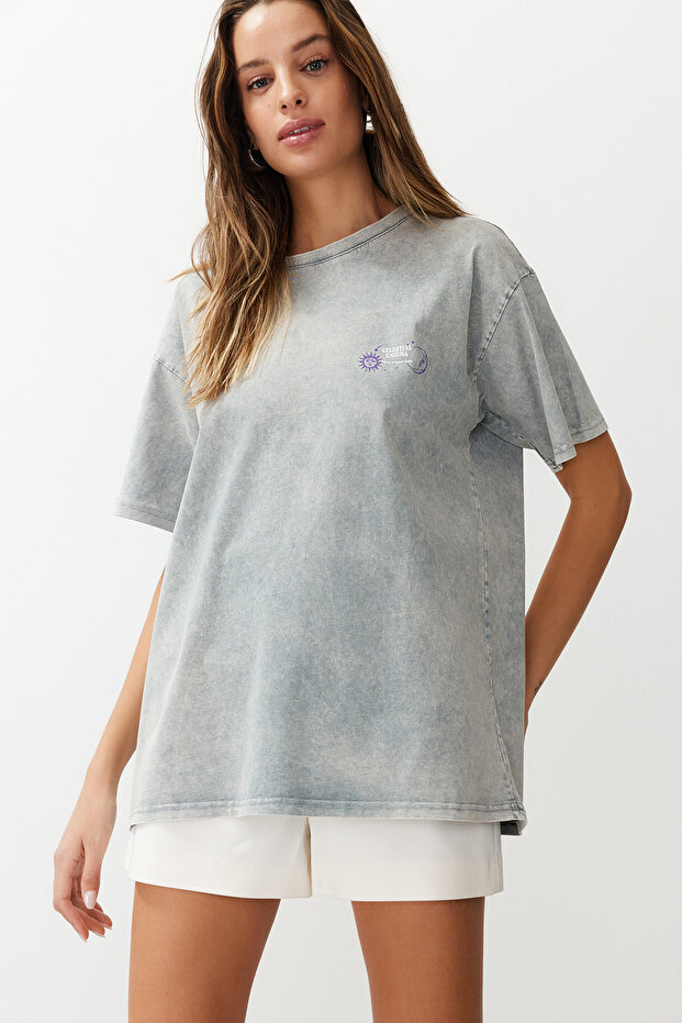 Açık Gri Kalın Pamuklu Slogan Baskılı Yıkamalı Oversize Kalıp Örme T-Shirt TWOSS24TS00200 - 1