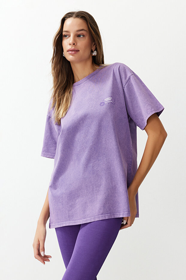 Lila Oversize Kalıp Yıkamalı Slogan ve Sırt Baskılı %100 Kalın Pamuklu Örme T-Shirt TWOSS24TS00200 - 2