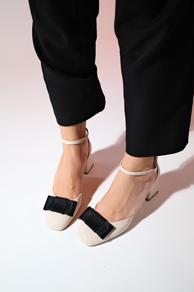 BRIT bézs lakkbőr női masni vastag sarkú cipő - 2