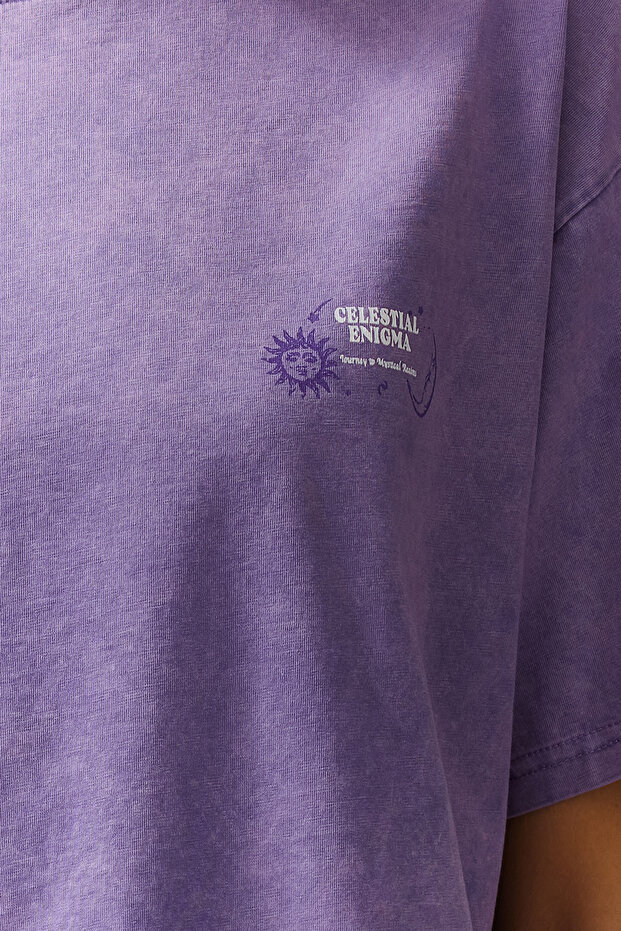 Lila Oversize Kalıp Yıkamalı Slogan ve Sırt Baskılı %100 Kalın Pamuklu Örme T-Shirt TWOSS24TS00200 - 4