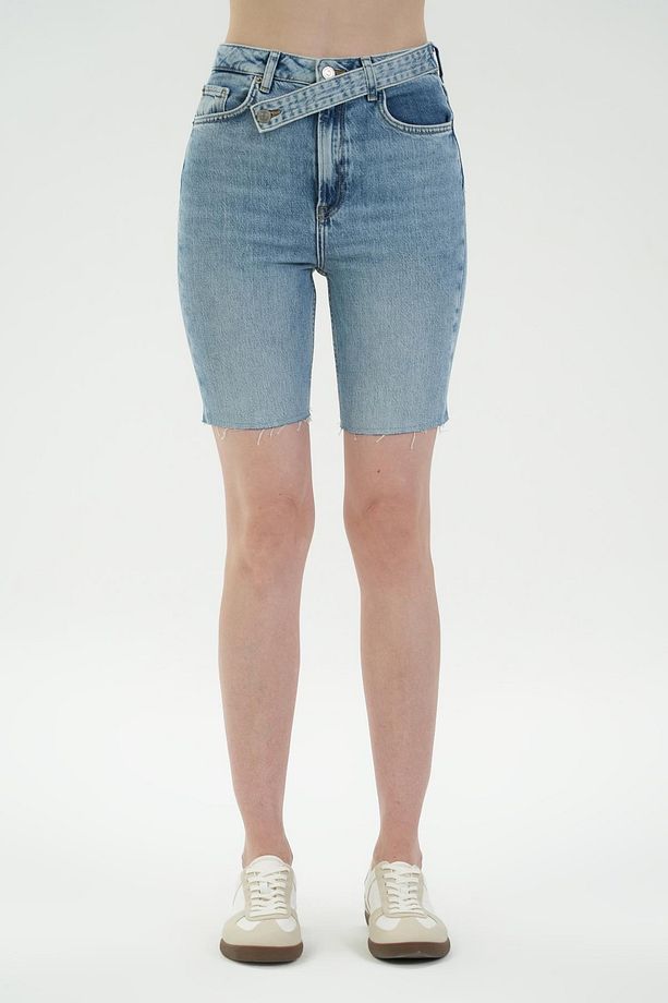 Açık Mavi Çapraz Kemerli Patı Fermuarlı Bermuda Jean Şort C 4534-092 - 2