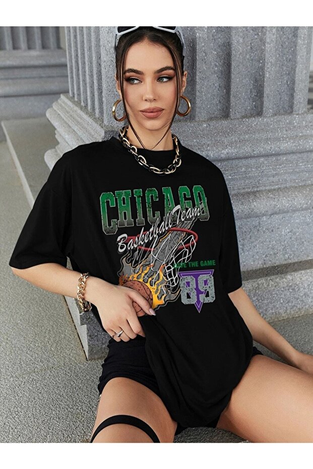 تي شيرت أسود كبير الحجم مطبوع عليه شيكاغو - 4