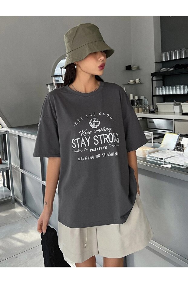 تي شيرت مدخن كبير الحجم Stay Strong مطبوع