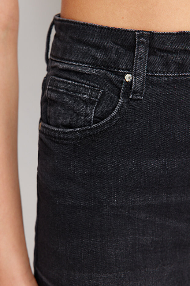 Siyah Paçası Katlamalı Denim Şort TWOSS24SR00100 - 5