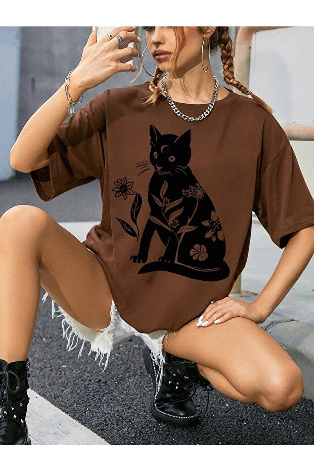تي شيرت بني كبير الحجم للنساء مطبوع عليه Blackcat