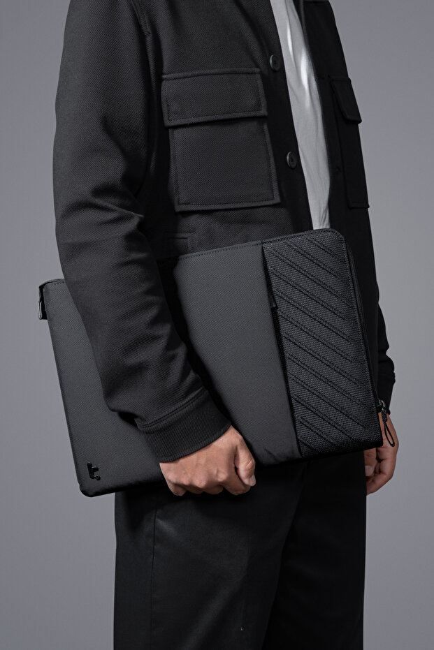 Voyage A10 16 inch Black Macbook Pro Case - A10F2D1 Compatible