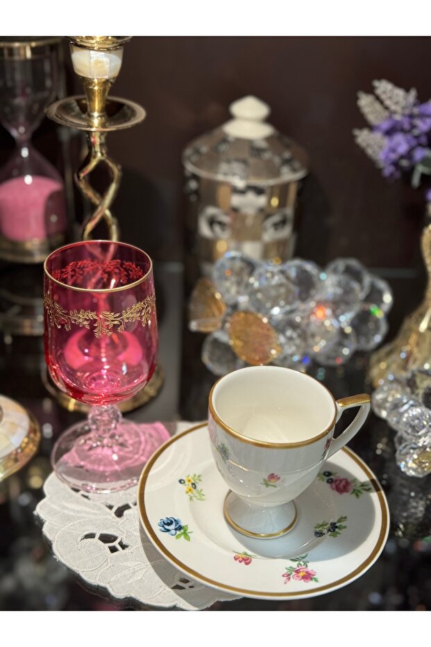 فنجان قهوة وكوب واحد - 1