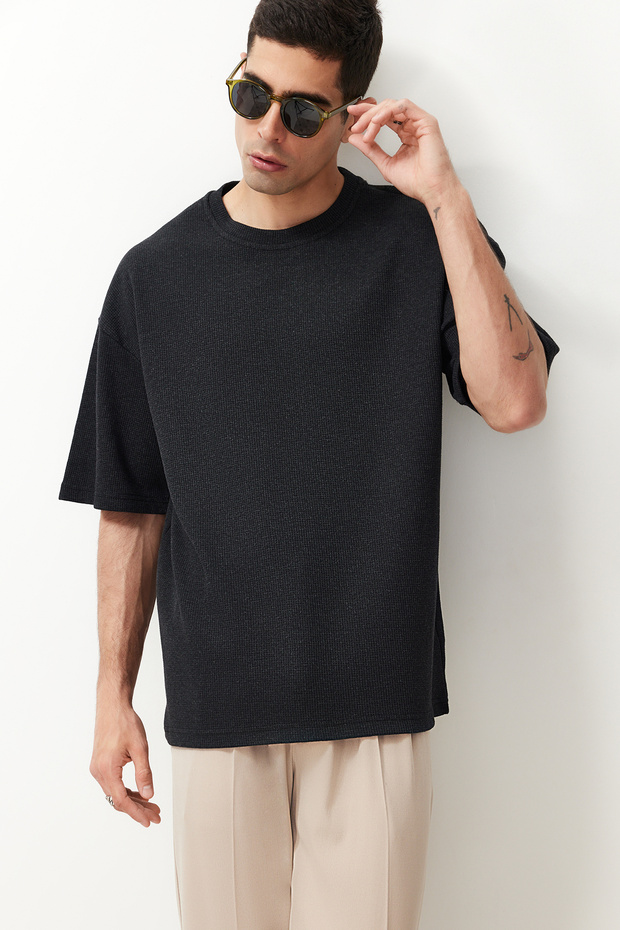 Basic Antrasit Oversize/Geniş Kesim Dokulu Waffle Kısa Kol T-Shirt TMNSS22TS00049 - 1