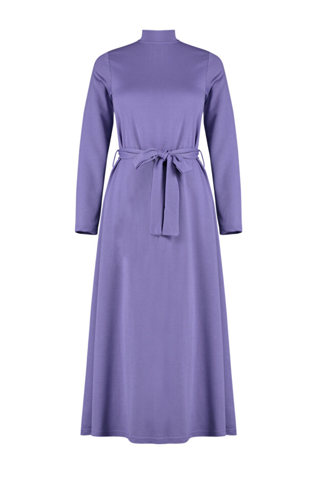 Sukienka dzianinowa z kołnierzykiem typu stójka w kolorze liliowym - z paskiem, TCTSS24EB00122 - 7