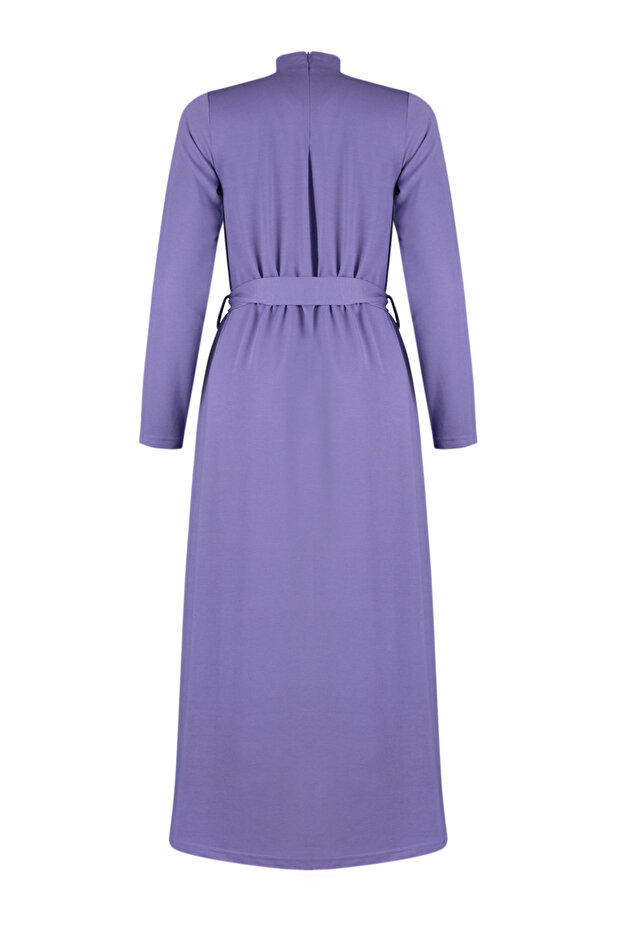 Sukienka dzianinowa z kołnierzykiem typu stójka w kolorze liliowym - z paskiem, TCTSS24EB00122 - 8