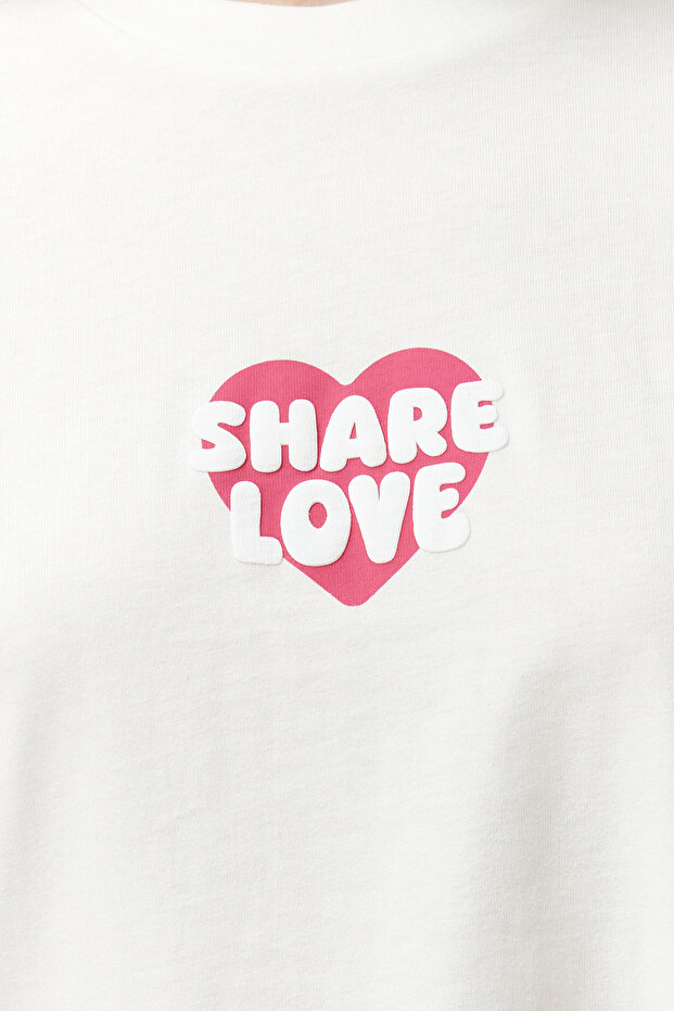 Ekru %100 Kalın Pamuklu Sırt ve Ön Kalp Baskılı Oversize/Rahat Kesim Örme T-Shirt TWOSS24TS00236 - 4
