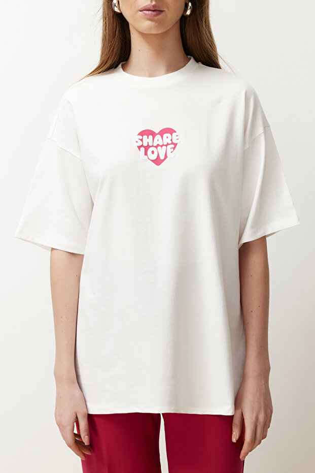 Ekru %100 Kalın Pamuklu Sırt ve Ön Kalp Baskılı Oversize/Rahat Kesim Örme T-Shirt TWOSS24TS00236 - 5