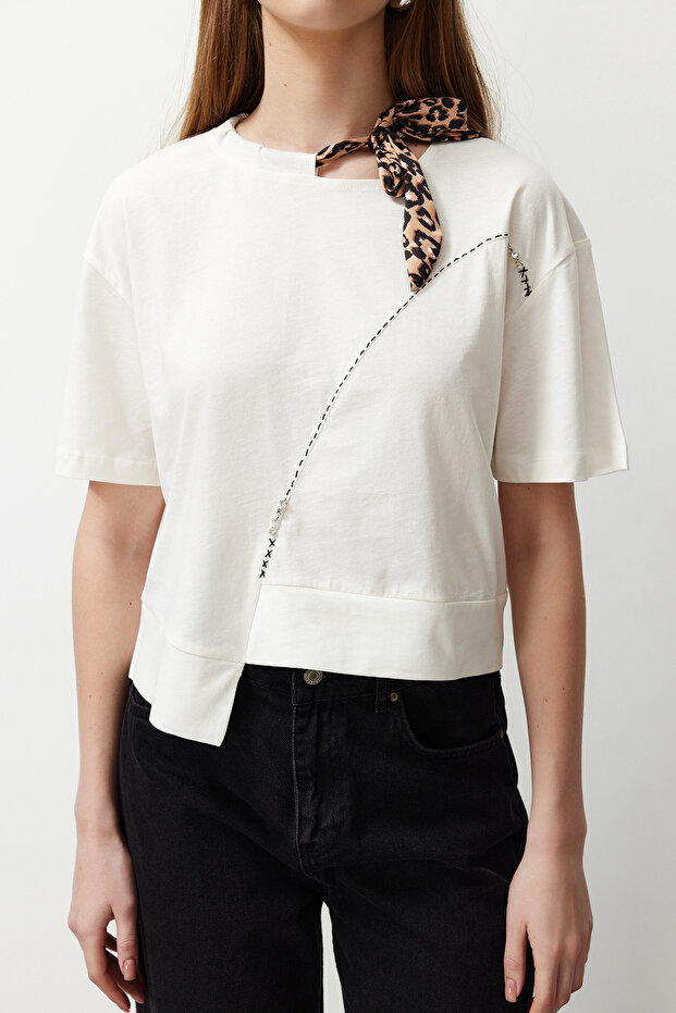 Beyaz Kalın Pamuklu Leopar Boyundan Bağlamalı Detaylı Örme T-Shirt TEDSS24TS00001 - 2