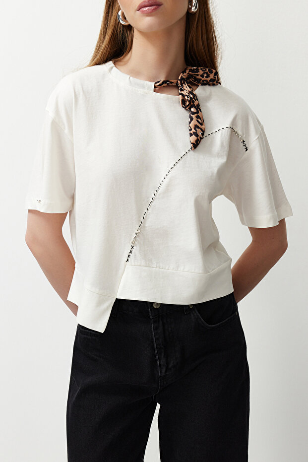 Beyaz Kalın Pamuklu Leopar Boyundan Bağlamalı Detaylı Örme T-Shirt TEDSS24TS00001 - 1