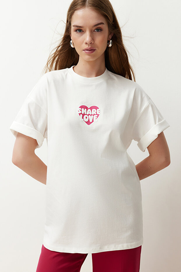 Ekru %100 Kalın Pamuklu Sırt ve Ön Kalp Baskılı Oversize/Rahat Kesim Örme T-Shirt TWOSS24TS00236 - 3