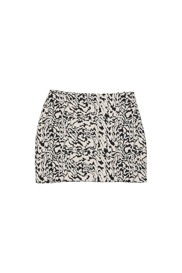 تنورة قصيرة منقوشة باللون الأسود - 2