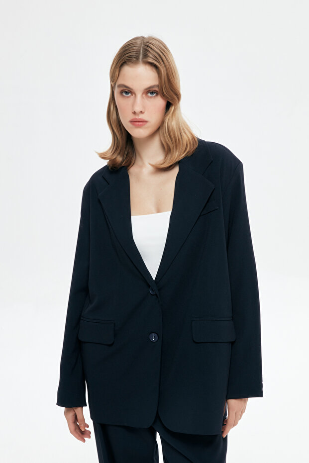 سترة بليزر مخططة ومبطنة باللون الأزرق الداكن - 4