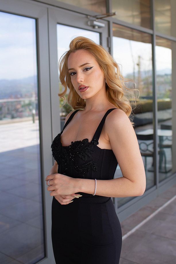 Siyah Önü İşlemeli Krep Abiye Elbise - 4