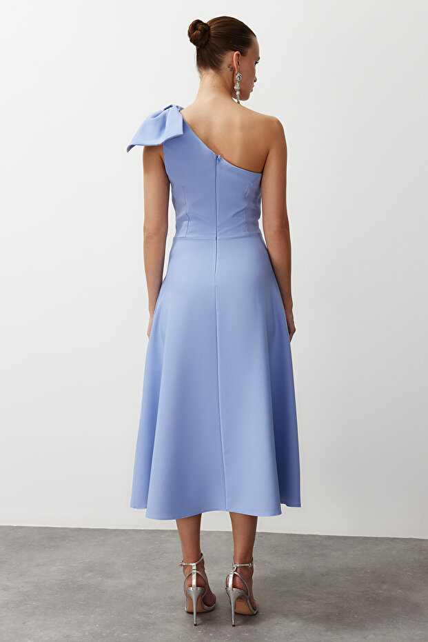 Elegancka suknia wieczorowa w jasnoniebieskim kształcie z kokardką - TPRSS24EL00105 - 4