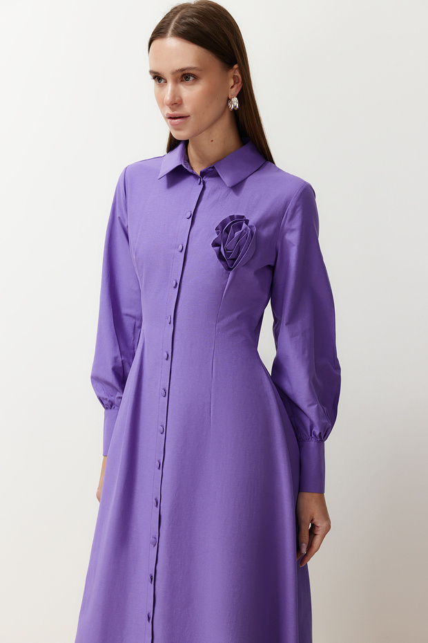 فستان قميص منسوج بأزرار مع تفاصيل زهور أرجوانية TCTSS24EB00029 - 4