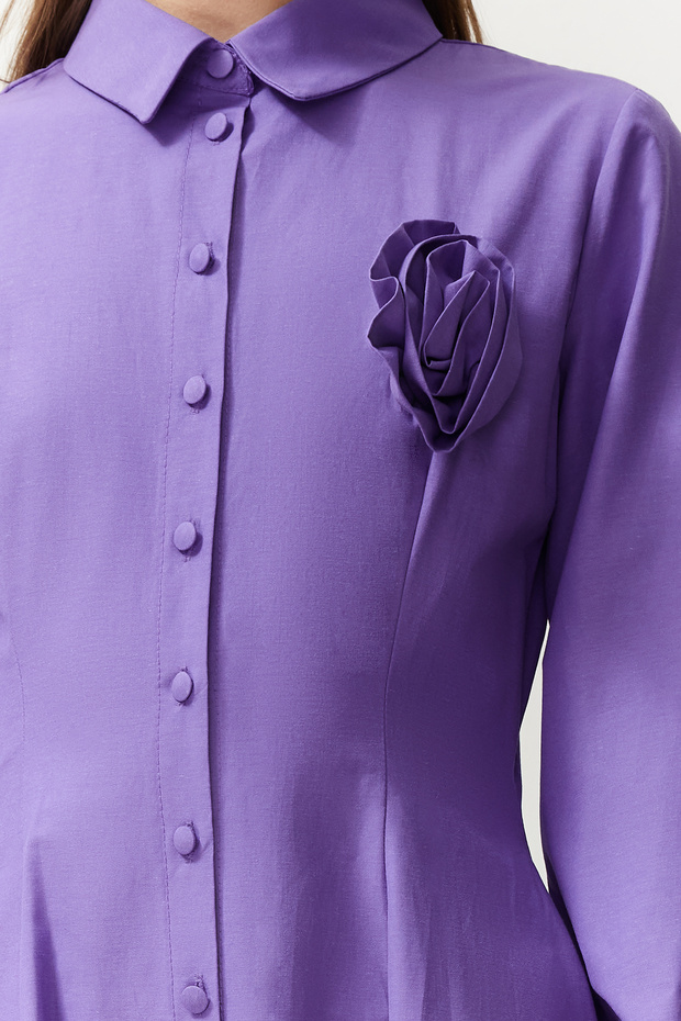 فستان قميص منسوج بأزرار مع تفاصيل زهور أرجوانية TCTSS24EB00029 - 2