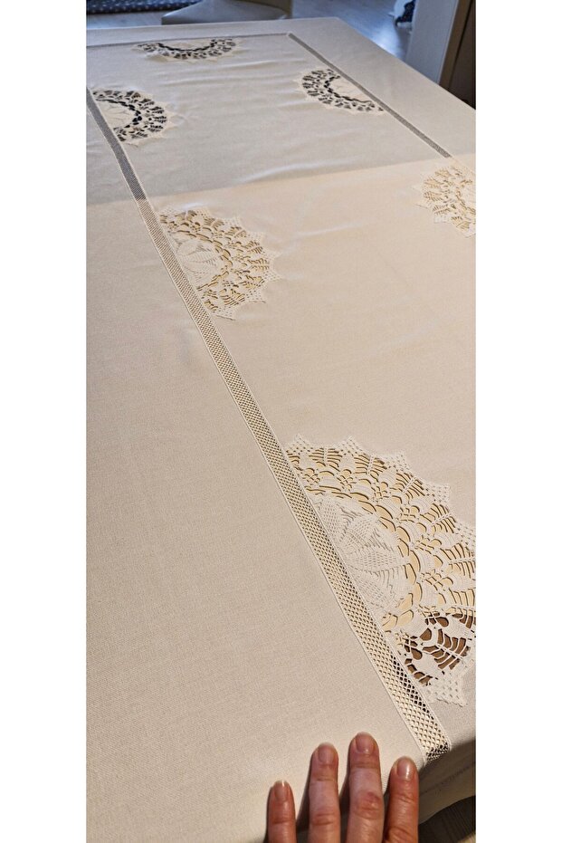Dantelli Masa Örtüsü - 4