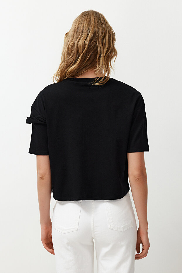 Siyah %100 Kalın Pamuklu Fırfır Detaylı Relaxed/Rahat Kalıp Kısa Kollu Örme T-Shirt TWOSS24TS00232 - 6