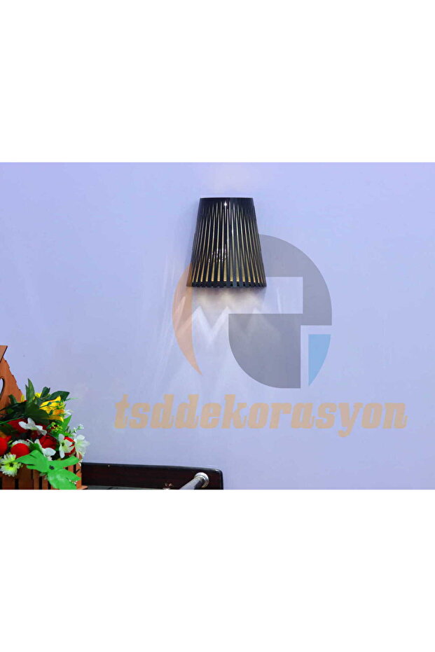 مصباح حائط خشبي مزخرف من TSD Decoration