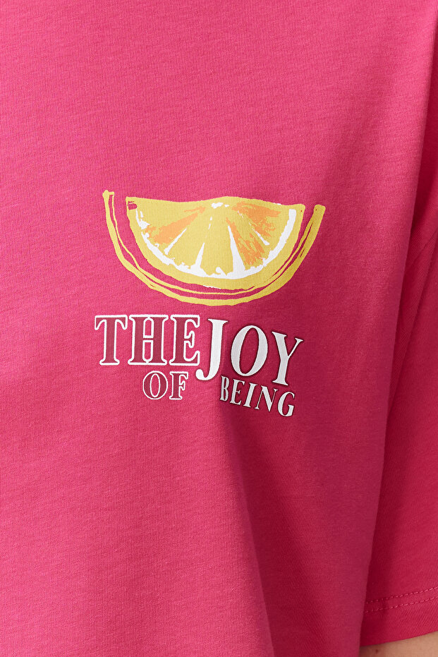 Fuşya Pembe %100 Kalın Pamuklu Sırt ve Ön Baskılı Oversize/Rahat Kesim Örme T-Shirt TWOSS24TS00233 - 4