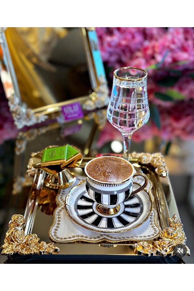 صينية عرض معدنية مربعة ذهبي 22 سم
