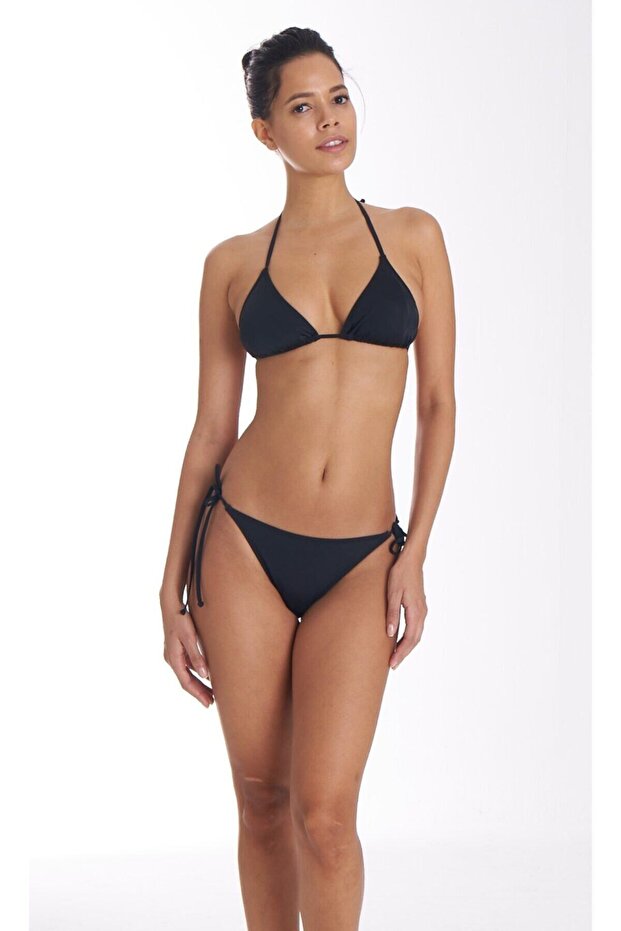 طقم بيكيني بسلسلة مثلثة باللون الأسود - 2