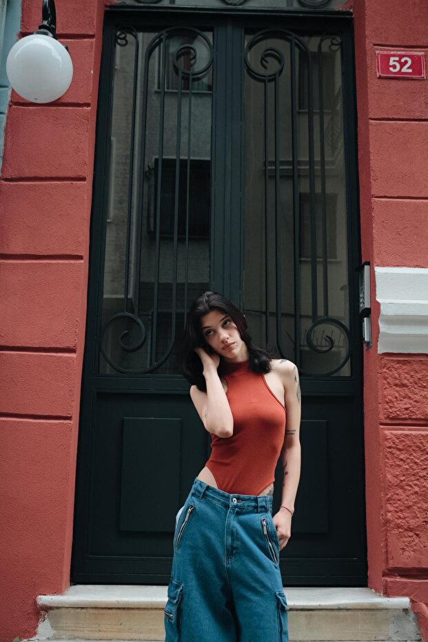 بلوزة قصيرة بتفاصيل مضلعة أساسية من البلاط - 4