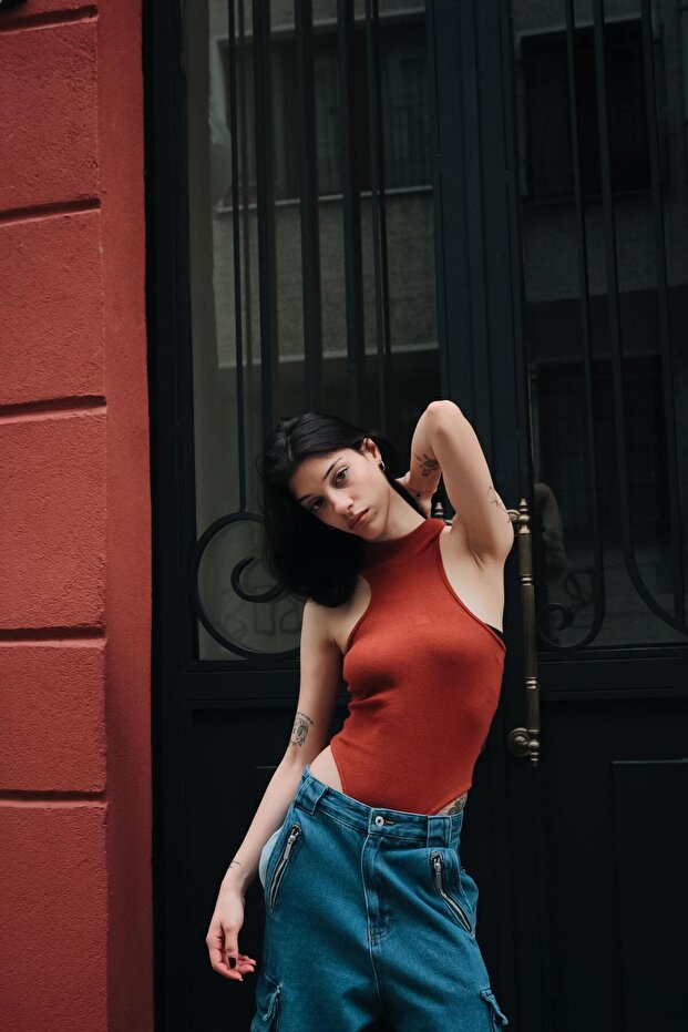 بلوزة قصيرة بتفاصيل مضلعة أساسية من البلاط - 2