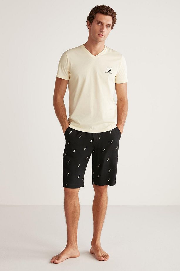 Tişört ve şort pijama takımı - 1