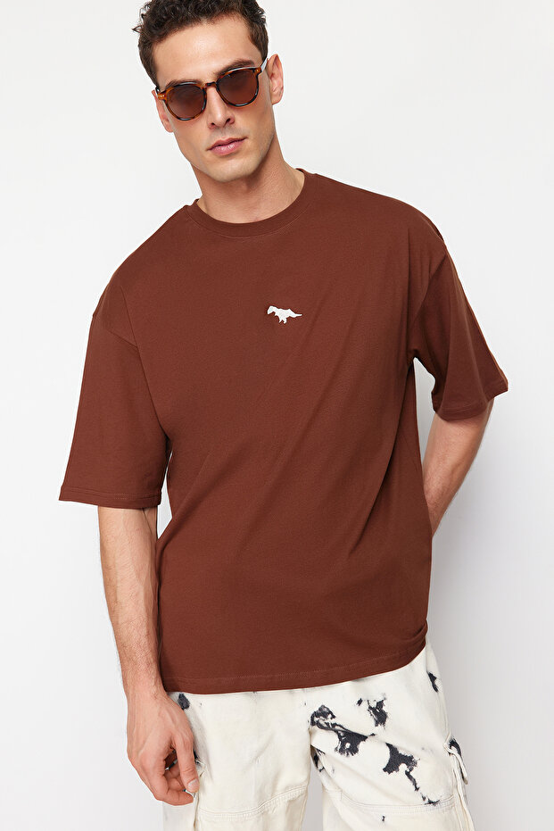 Kahverengi Oversize/Geniş Kesim Dinozor Nakışlı %100 Pamuklu T-Shirt TMNSS23TS00243 TMNSS23TS00243 - 4