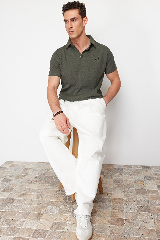 T-shirt z teksturowanym haftem w kolorze khaki z kołnierzykiem – Regularny krój TMNSS24PO00046 - 3