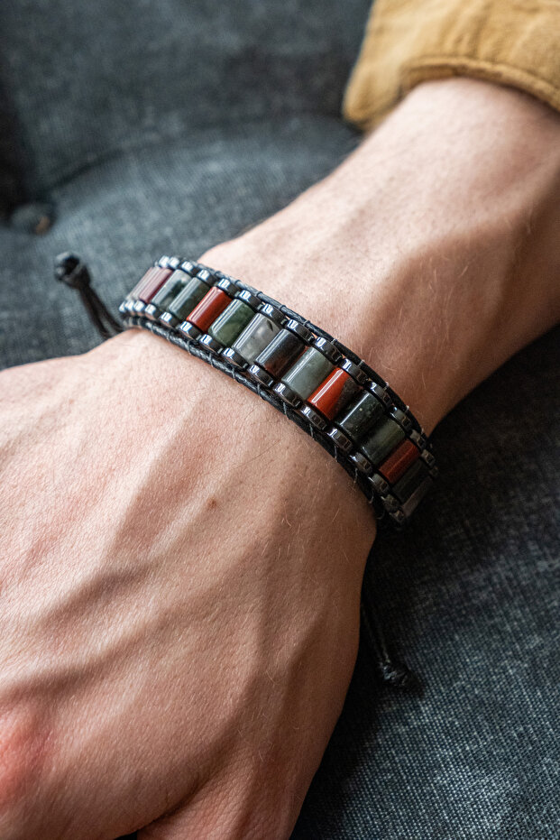 سوار منقوش من العقيق والهيماتيت - 1