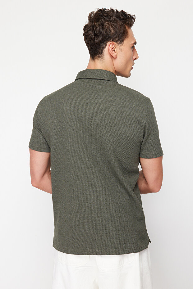 T-shirt z teksturowanym haftem w kolorze khaki z kołnierzykiem – Regularny krój TMNSS24PO00046 - 6