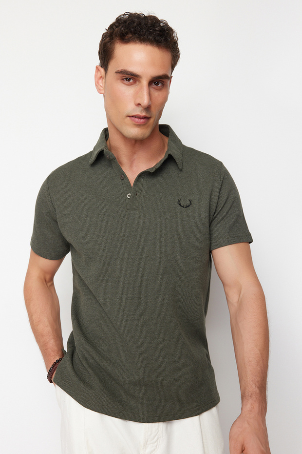 T-shirt z teksturowanym haftem w kolorze khaki z kołnierzykiem – Regularny krój TMNSS24PO00046 - 2