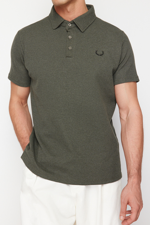 T-shirt z teksturowanym haftem w kolorze khaki z kołnierzykiem – Regularny krój TMNSS24PO00046 - 4