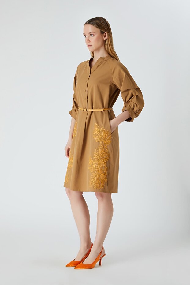 Kontrast nakışlı elbise - 4